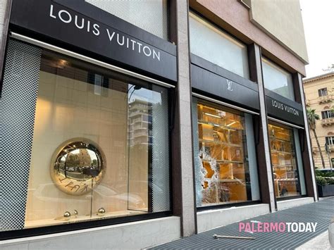 louis vuitton vetrina parigi|Parigi, furto nel negozio di Louis Vuitton: come a Roma i .